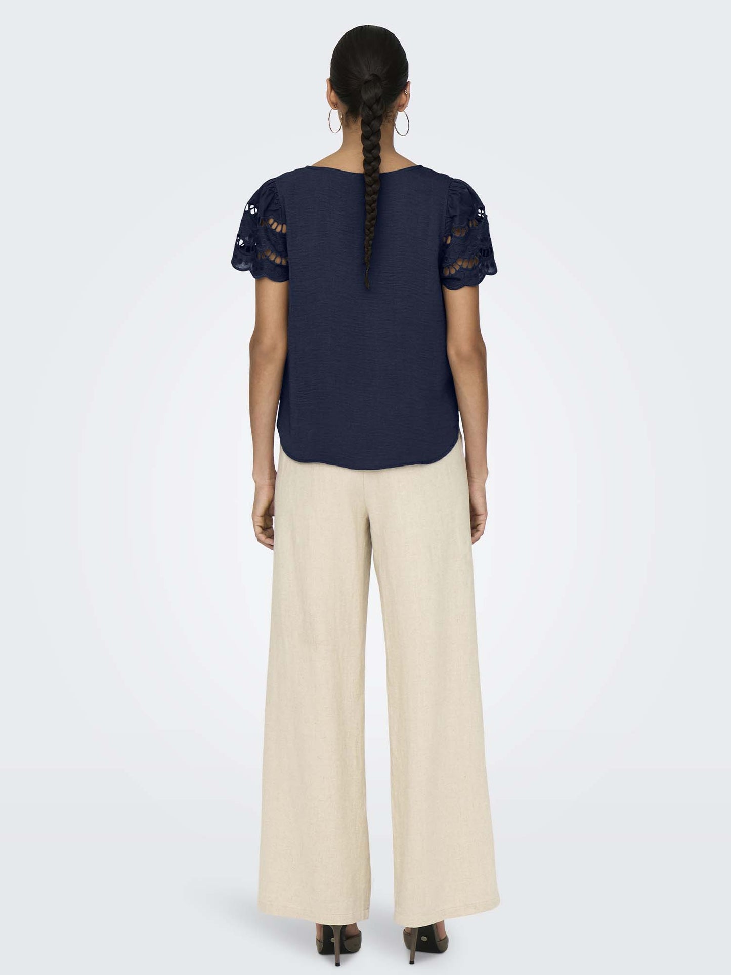 Jaqueline de Yong Jdyhannah, t-shirt blu da donna con dettagli traforati