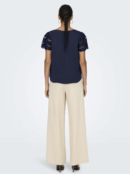 Jaqueline de Yong Jdyhannah, t-shirt blu da donna con dettagli traforati