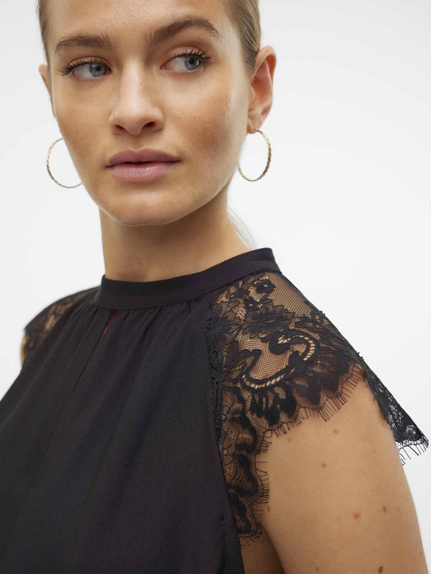 Top canotta elegante con pizzo nero da donna Vero Moda