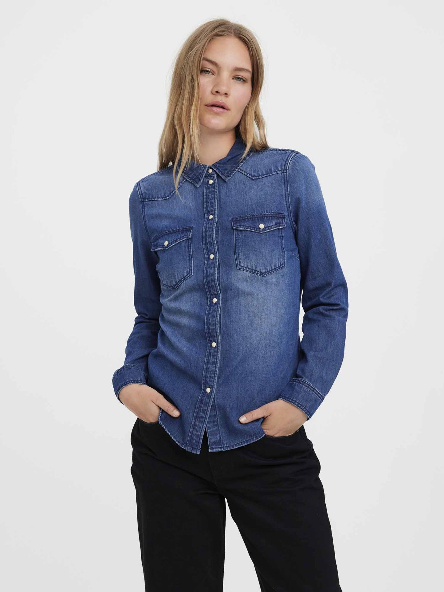 Camicia denim Vero Moda Vmmaria slim fit da donna in blue medium