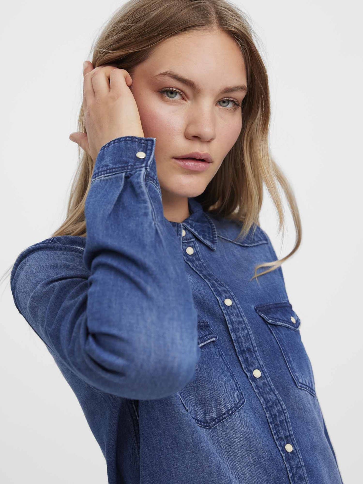 Camicia denim Vero Moda Vmmaria slim fit da donna in blue medium