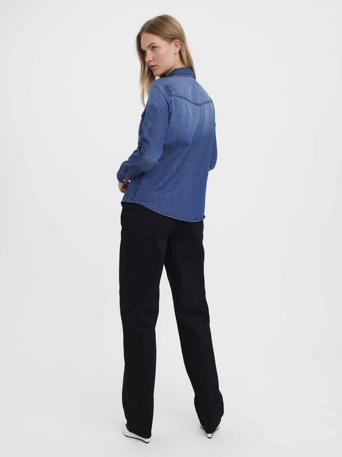 Camicia denim Vero Moda Vmmaria slim fit da donna in blue medium
