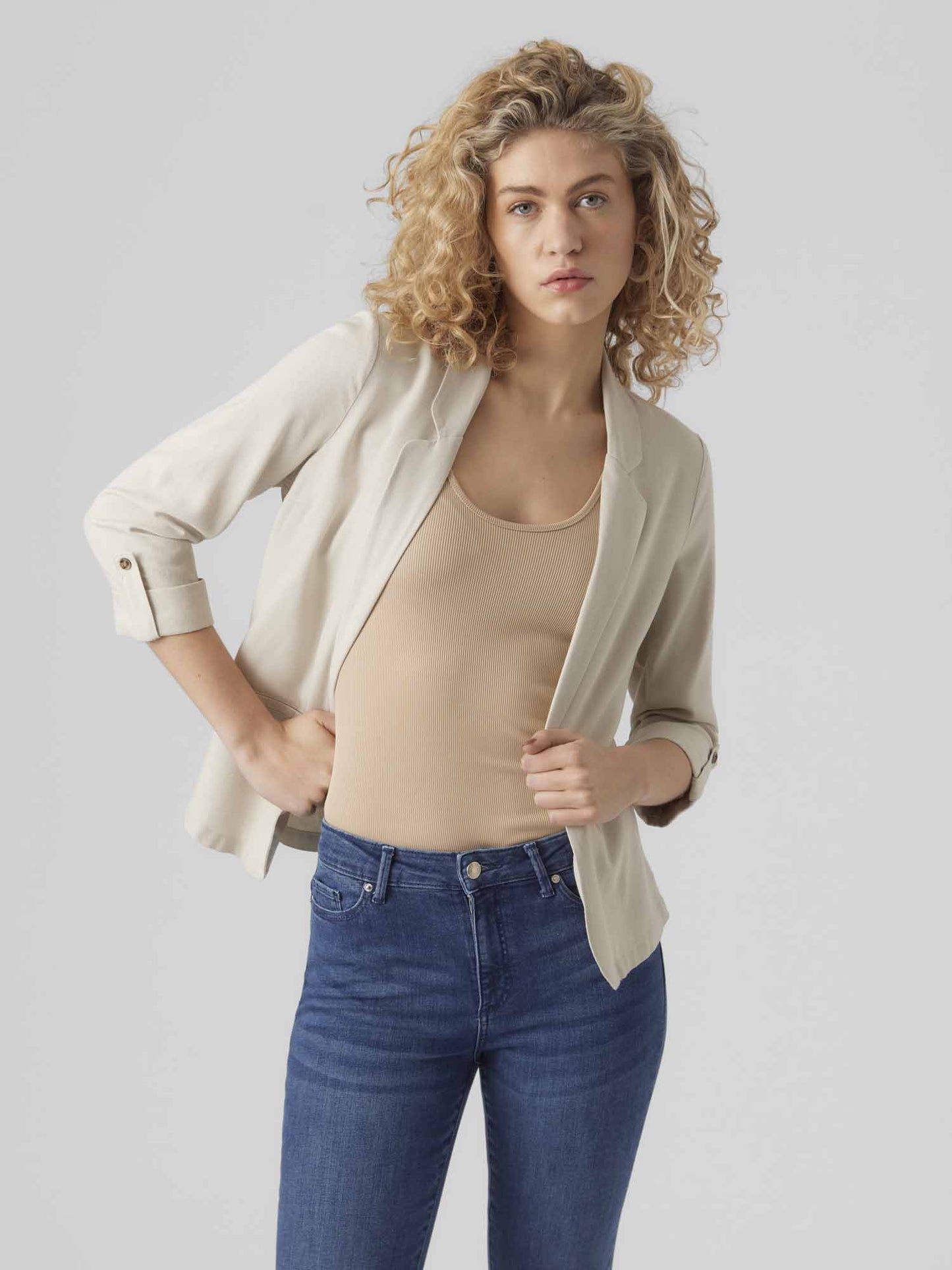 Blazer Vero Moda Jesmilo beige da donna con taglio regular