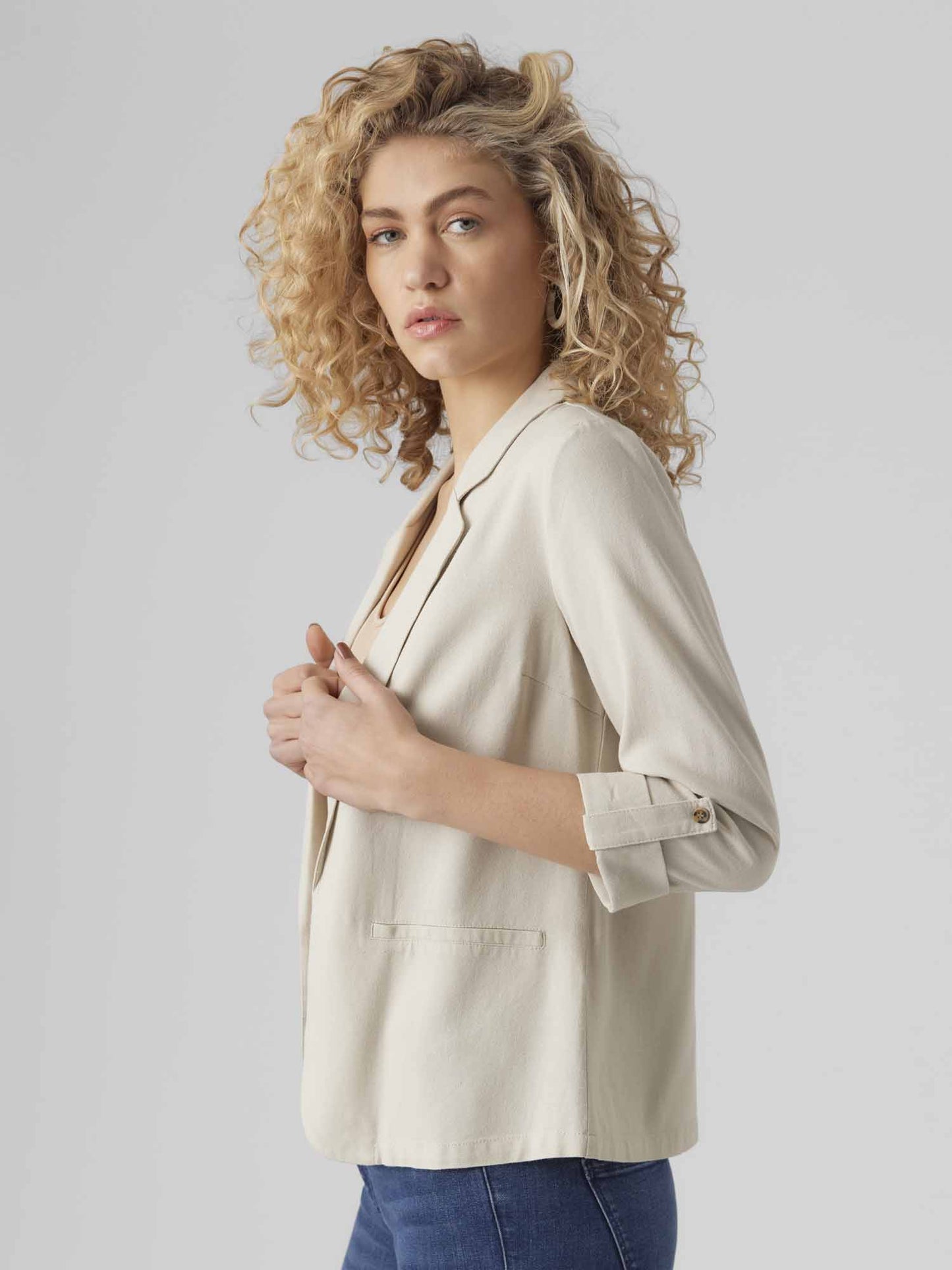 Blazer Vero Moda Jesmilo beige da donna con taglio regular