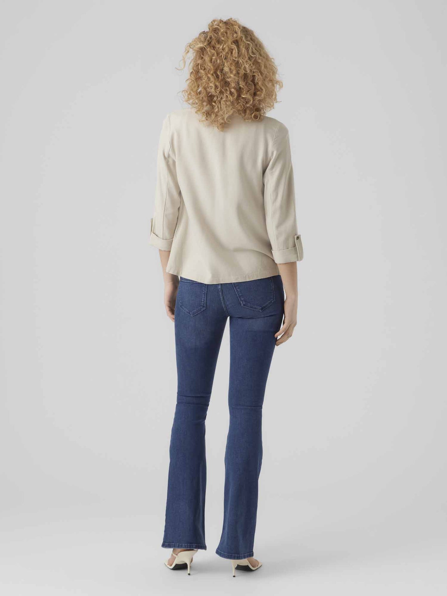 Blazer Vero Moda Jesmilo beige da donna con taglio regular