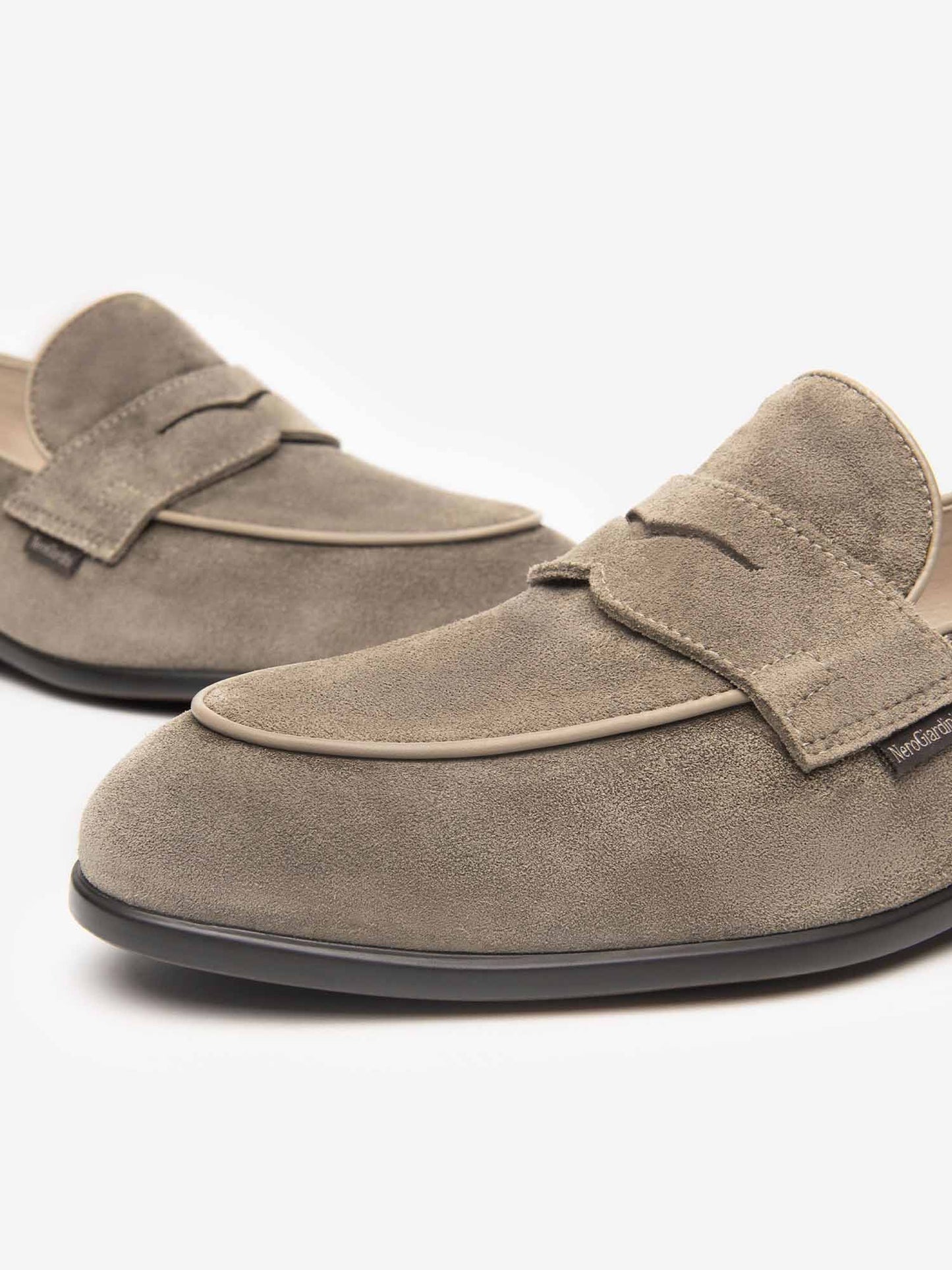 Mocassini da uomo beige Nero Giardini in pelle scamosciata