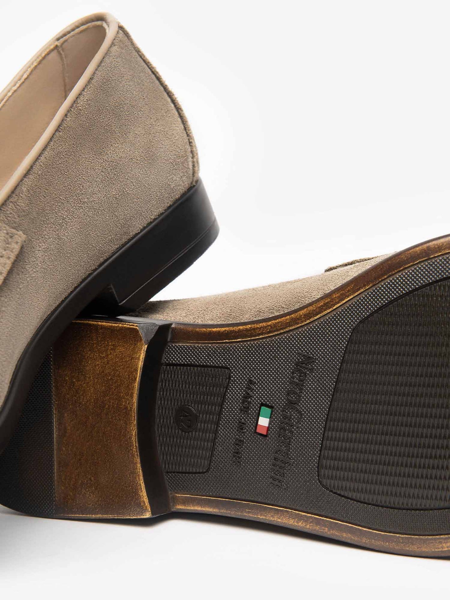 Mocassini da uomo beige Nero Giardini in pelle scamosciata