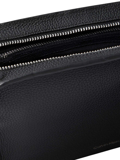 Pochette Calvin Klein in similpelle nera con effetto foil elegante