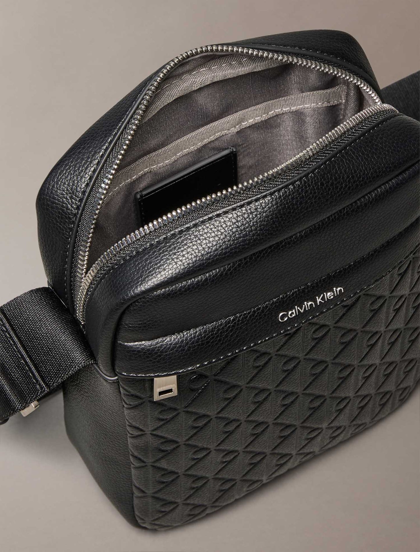 Borsa a tracolla Calvin Klein Emblem beige da uomo