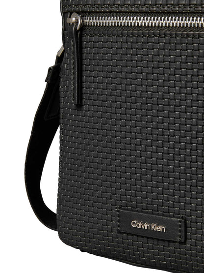 Tracolla nera Calvin Klein Embossed Reporter da uomo elegante e casual