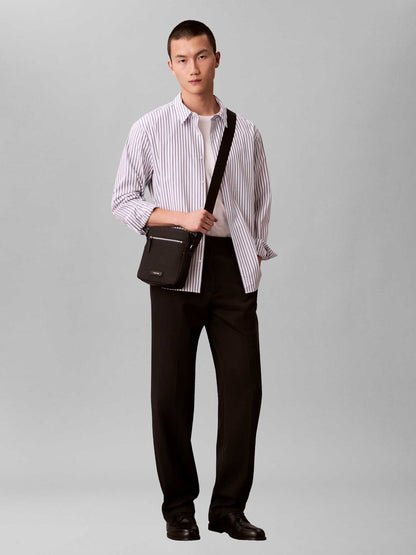Tracolla nera Calvin Klein Embossed Reporter da uomo elegante e casual