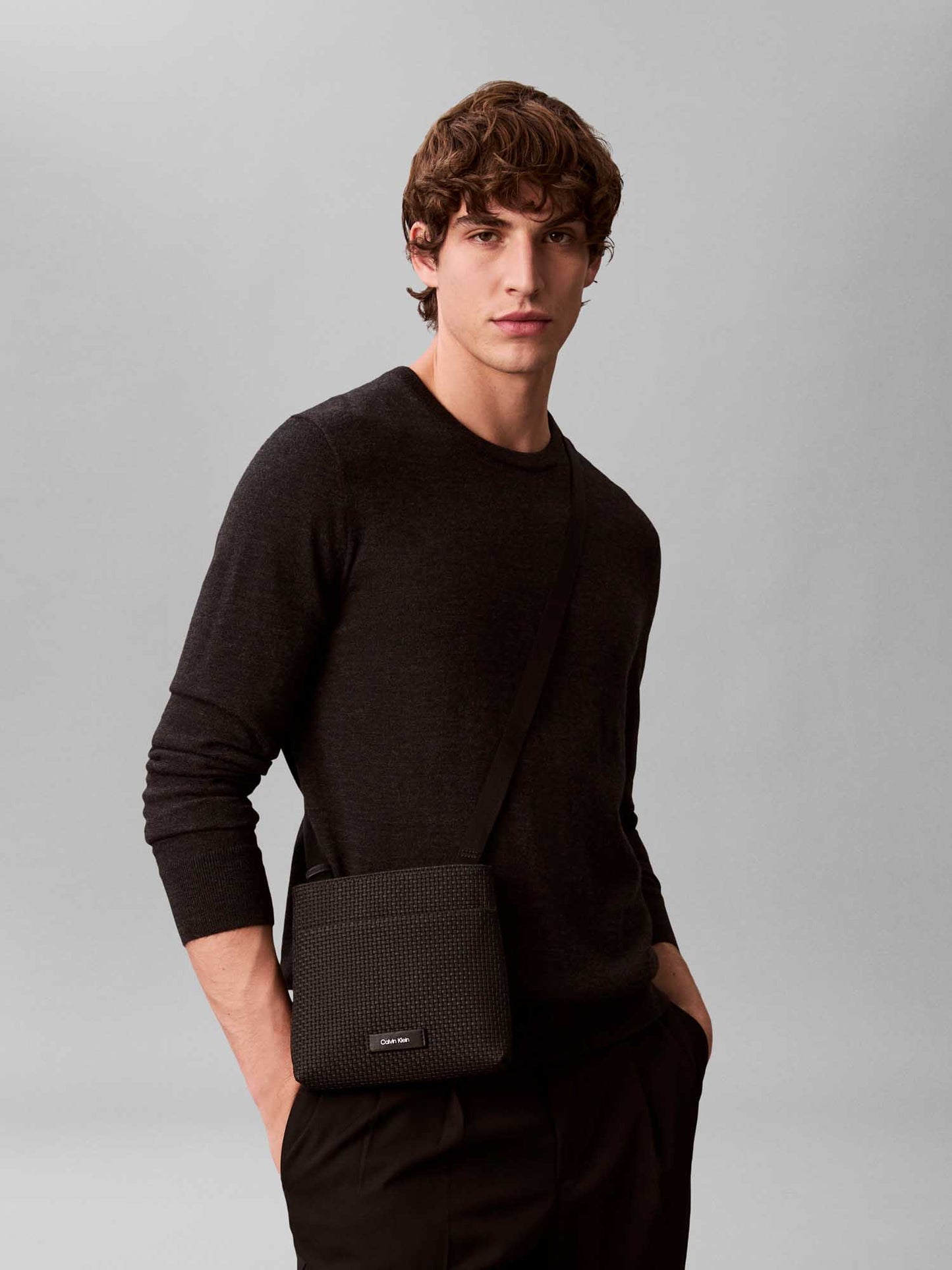 Tracolla nera Emblem Flatpack di Calvin Klein da uomo, compatta e stilosa