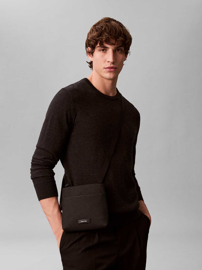 Tracolla nera Emblem Flatpack di Calvin Klein da uomo, compatta e stilosa