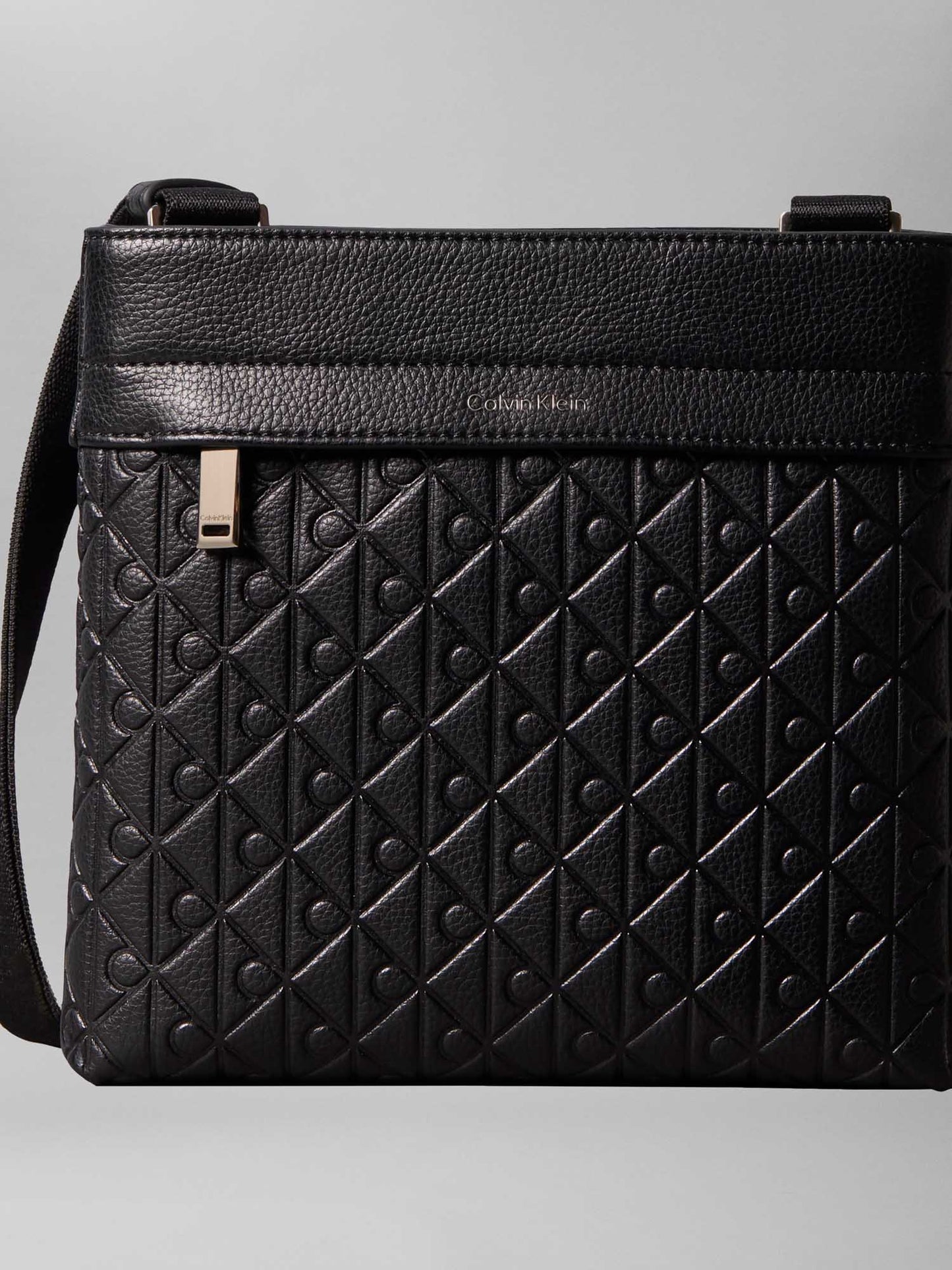 Tracolla nera Emblem Flatpack di Calvin Klein da uomo, compatta e stilosa