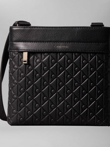 Tracolla nera Emblem Flatpack di Calvin Klein da uomo, compatta e stilosa