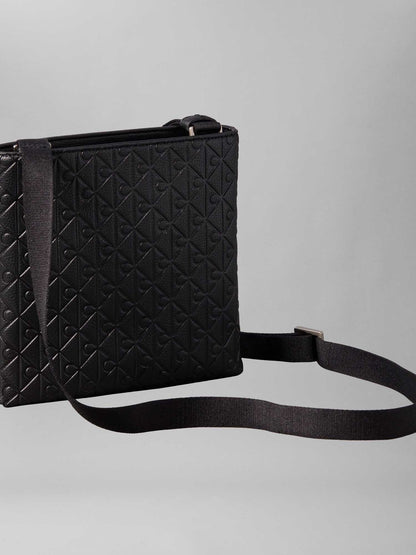 Tracolla nera Emblem Flatpack di Calvin Klein da uomo, compatta e stilosa