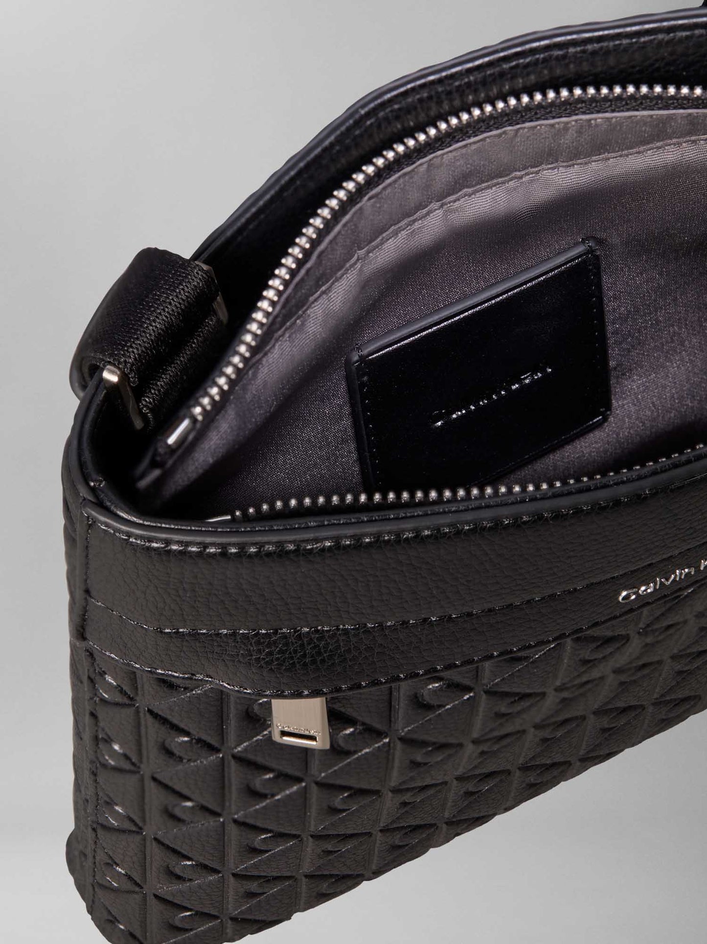Tracolla nera Emblem Flatpack di Calvin Klein da uomo, compatta e stilosa