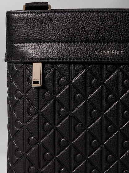 Tracolla nera Emblem Flatpack di Calvin Klein da uomo, compatta e stilosa