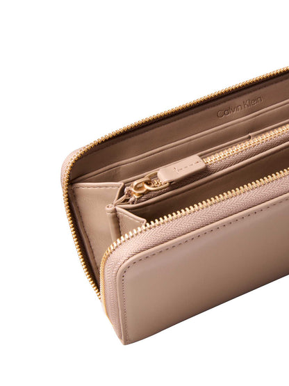 Calvin Klein Large Zip Around, portafoglio donna in similpelle fango