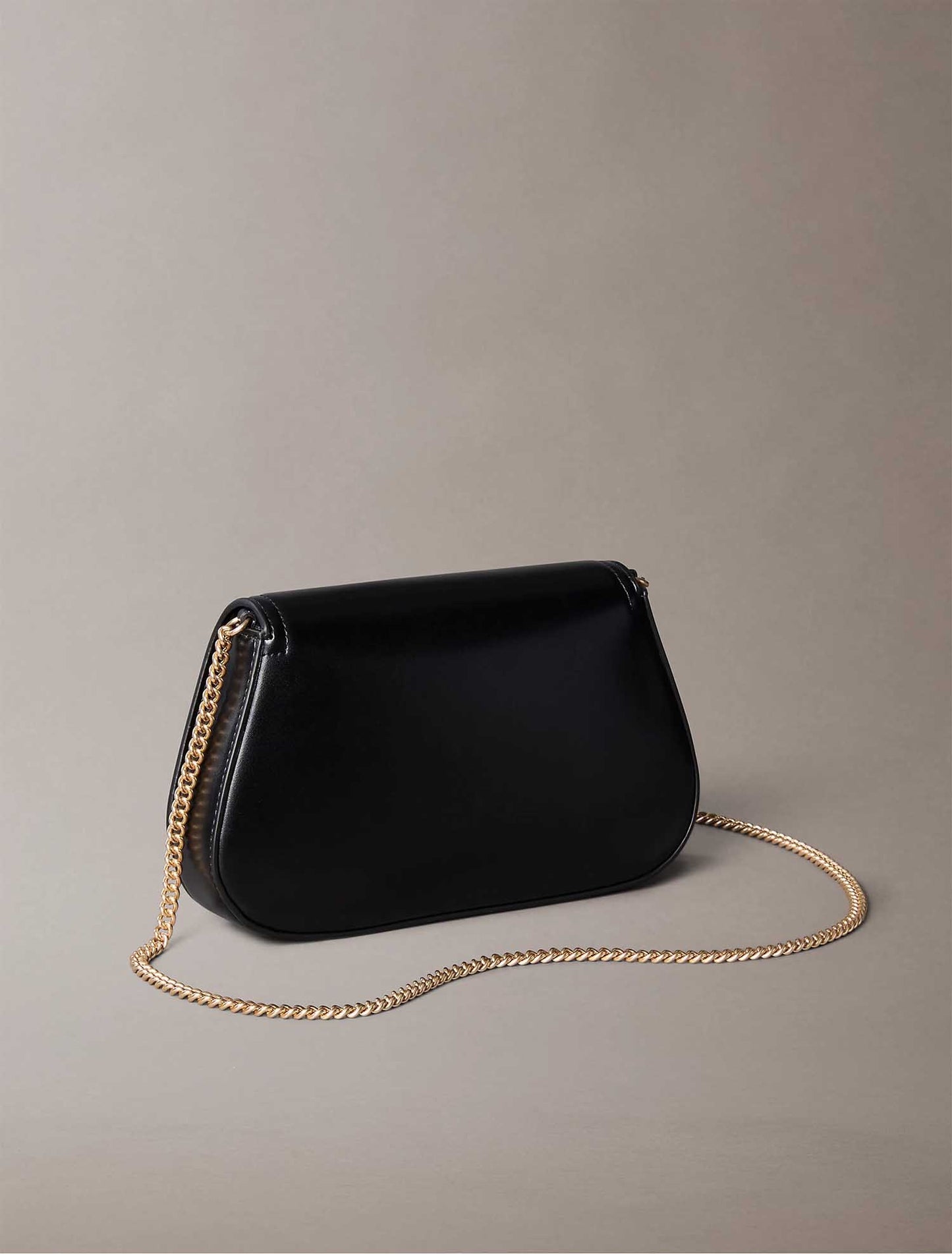 Pochette Calvin Klein Curved Wallet On Chain nera da donna