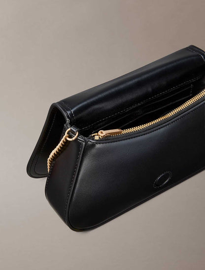 Pochette Calvin Klein Curved Wallet On Chain nera da donna