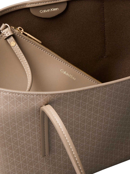 Borsa a spalla Calvin Klein Emblem in similpelle fango da donna