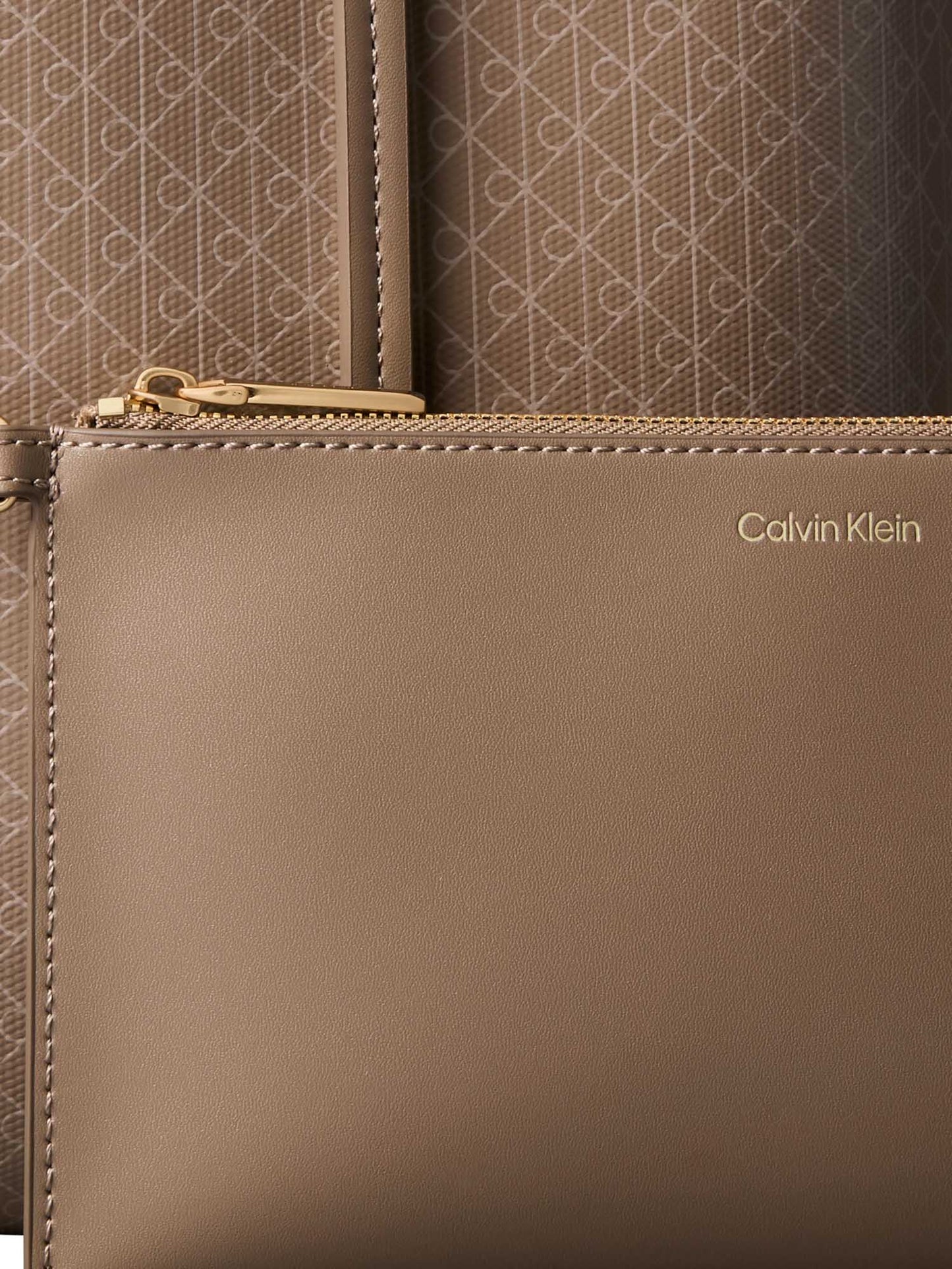 Borsa a spalla Calvin Klein Emblem in similpelle fango da donna