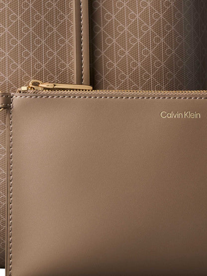 Borsa a spalla Calvin Klein Emblem in similpelle fango da donna