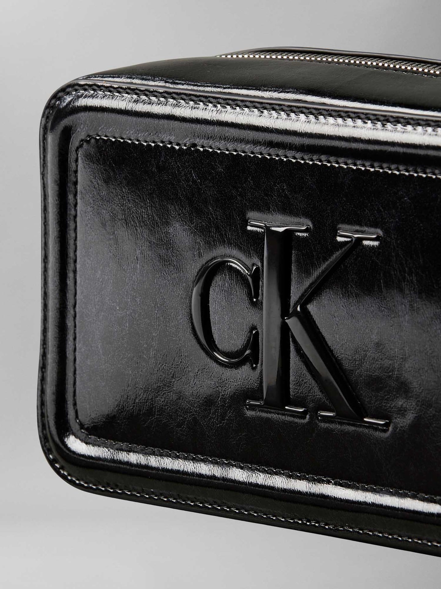 Calvin Klein Metallic Camera Bag, borsa nera da donna elegante e versatile