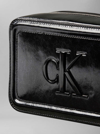 Calvin Klein Metallic Camera Bag, borsa nera da donna elegante e versatile