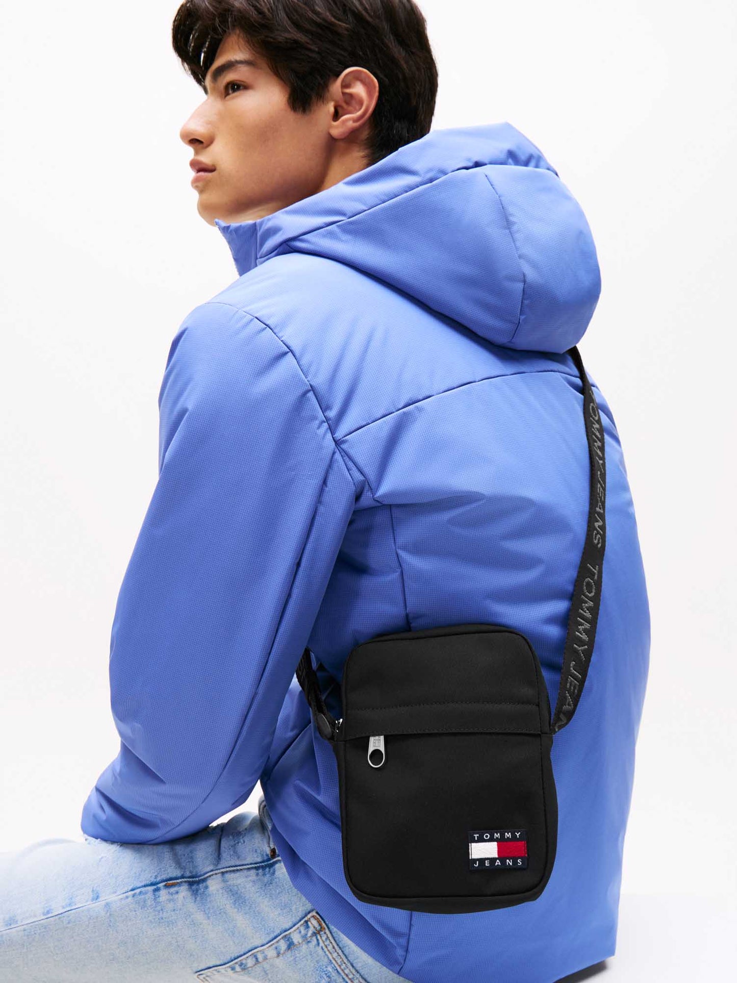 Marsupio Tommy Jeans Essentials nero da uomo con tracolla regolabile