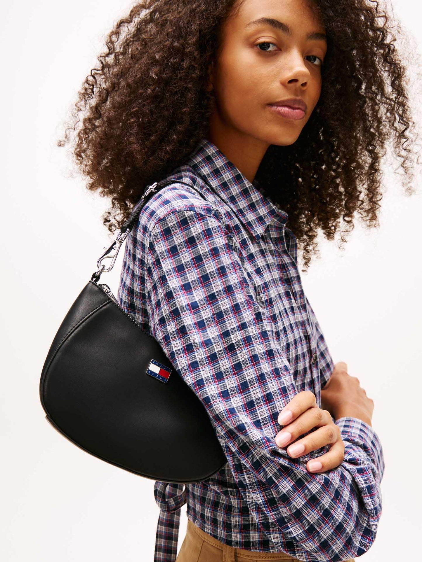 Mini bag a mezza luna Tommy Jeans nera da donna elegante