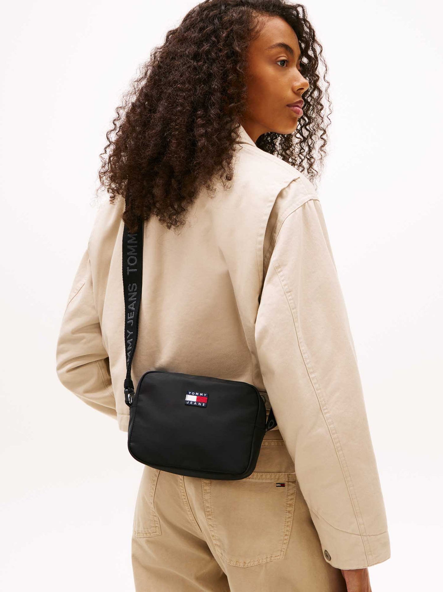 Borsa a tracolla nera Tommy Jeans Essentials Camera Bag da donna