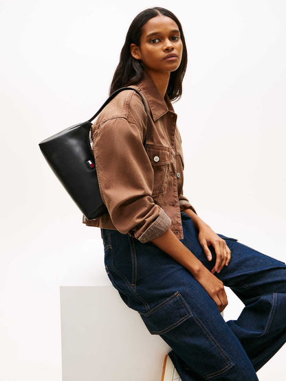 Borsa mezza luna nera Tommy Jeans con charm per donna