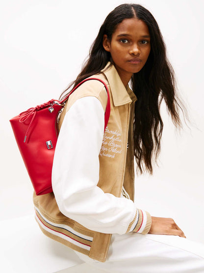 Borsa mezza luna rossa Tommy Jeans con charm per donna