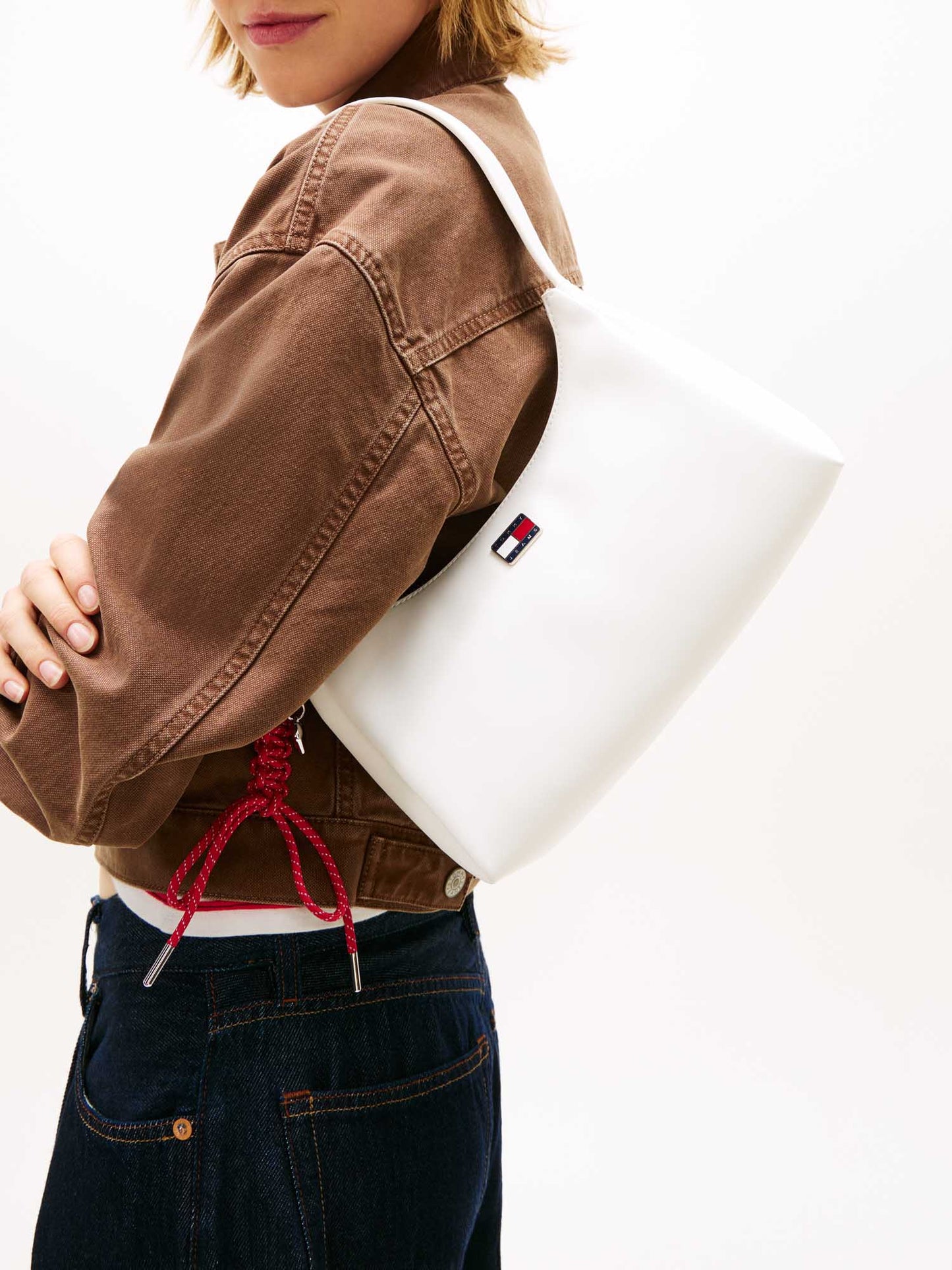 Borsa mezza luna bianca Tommy Jeans con charm da donna