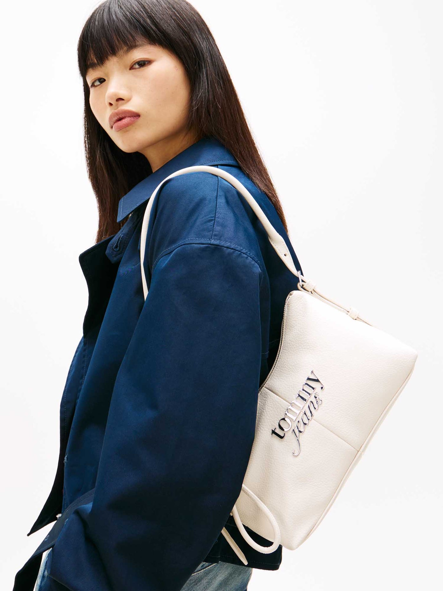 Borsa a spalla bianca Tommy Jeans con logo metallizzato da donna