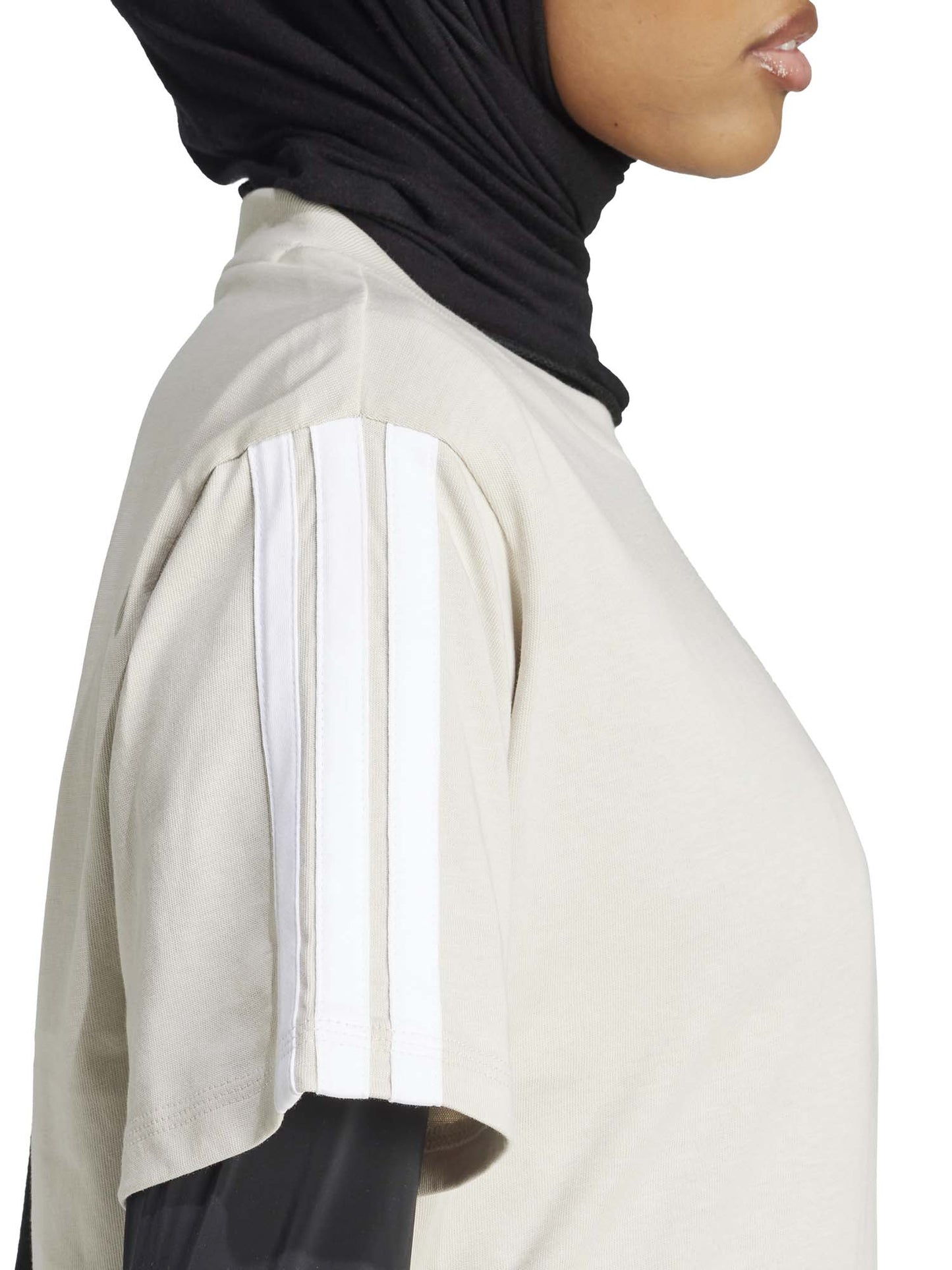 T-shirt girocollo Adidas beige da donna, casual e versatile