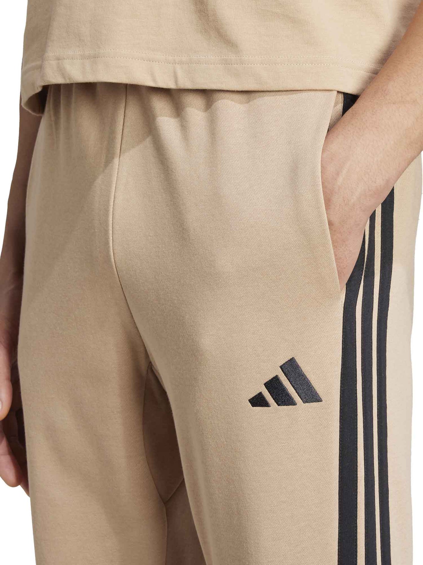 PANTALONE TUTA ESSENTIALS 3-STRIPES FLEECE ADIDAS DA UOMO NOCCIOLA