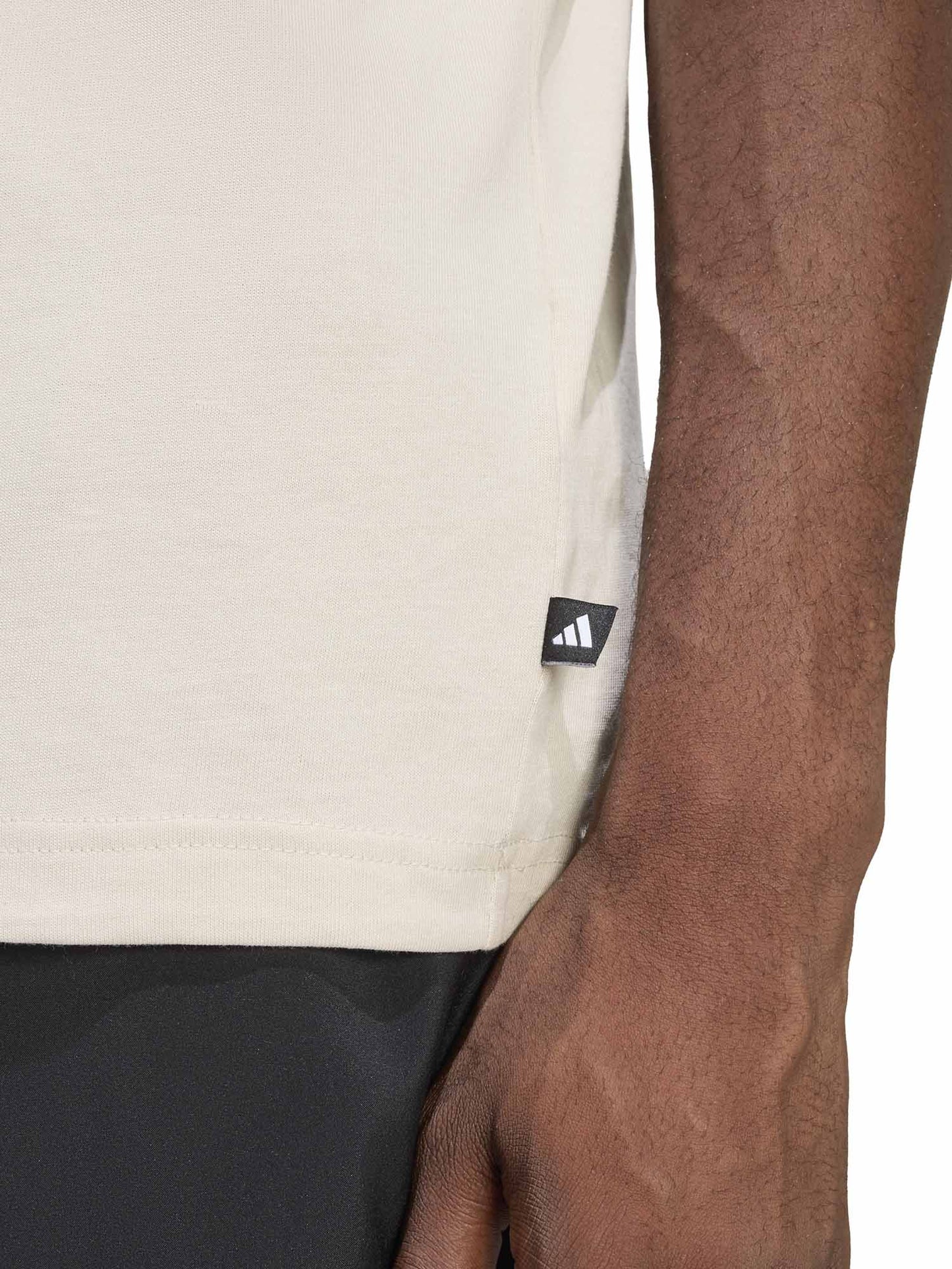 T-shirt beige Adidas da uomo con logo camouflage e stile casual