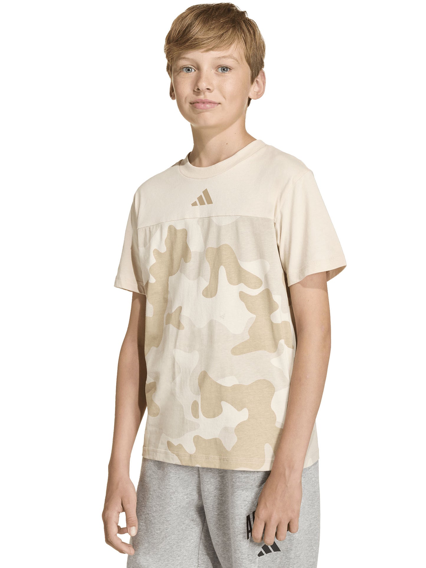 T-shirt bambino Adidas con stampa camouflage beige dal taglio regular