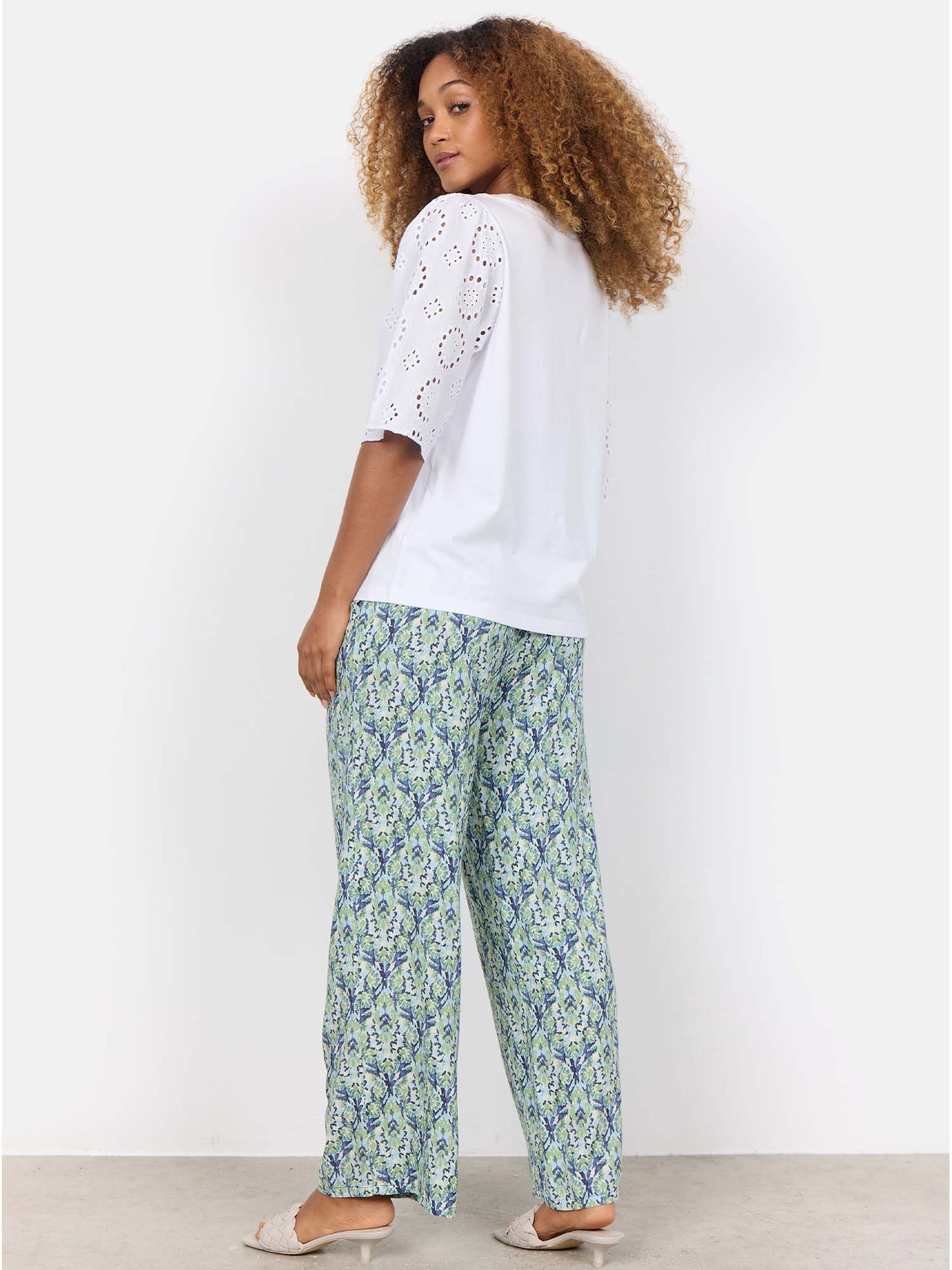 T-shirt bianca Soya Concept da donna con ricami delicati