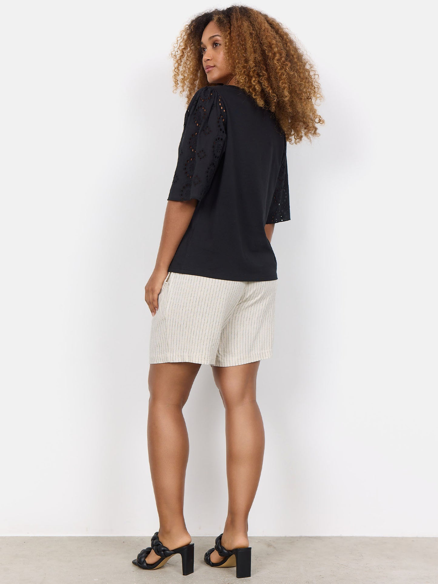 T-shirt nera da donna Soyaconcept in cotone con ricami raffinati