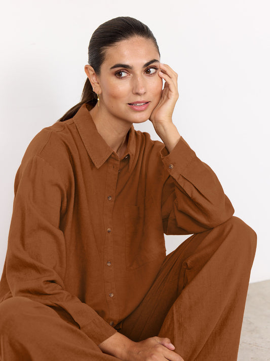 Camicia unisex Soyaconcept marrone versatile e moderna
