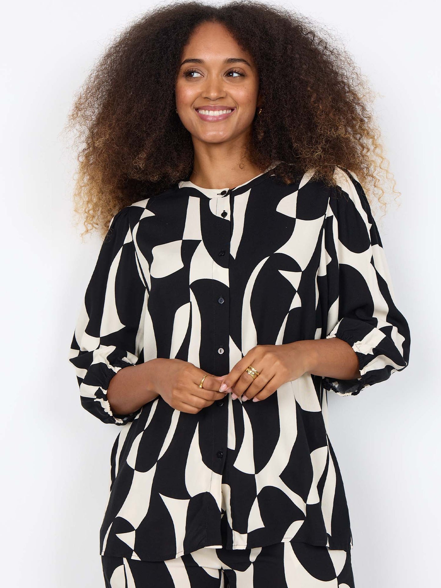 Blusa Soya Concept in viscosa nera con bottoni da donna