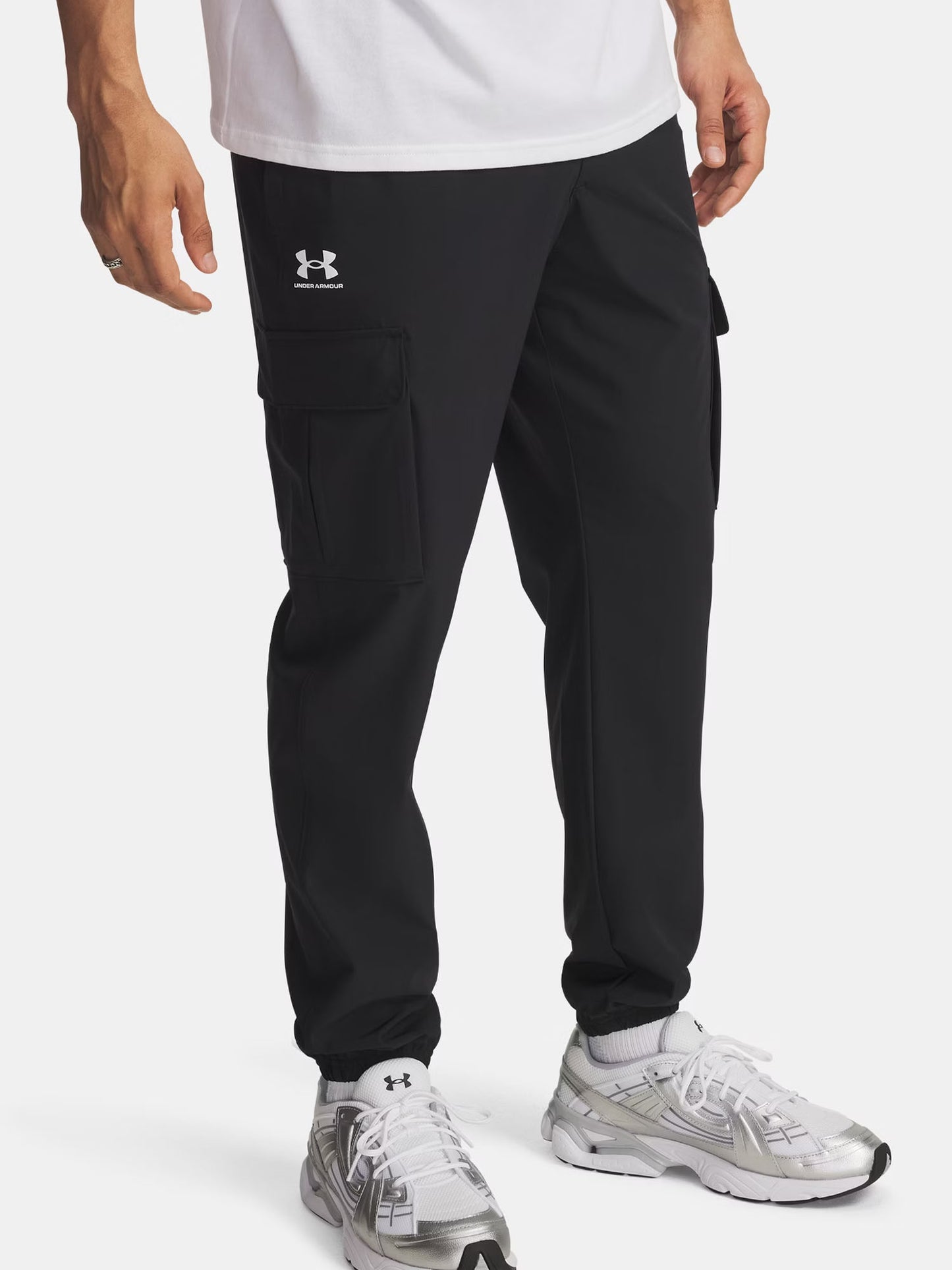 Pantaloni cargo Under Armour Vibe Woven uomo neri sportivi