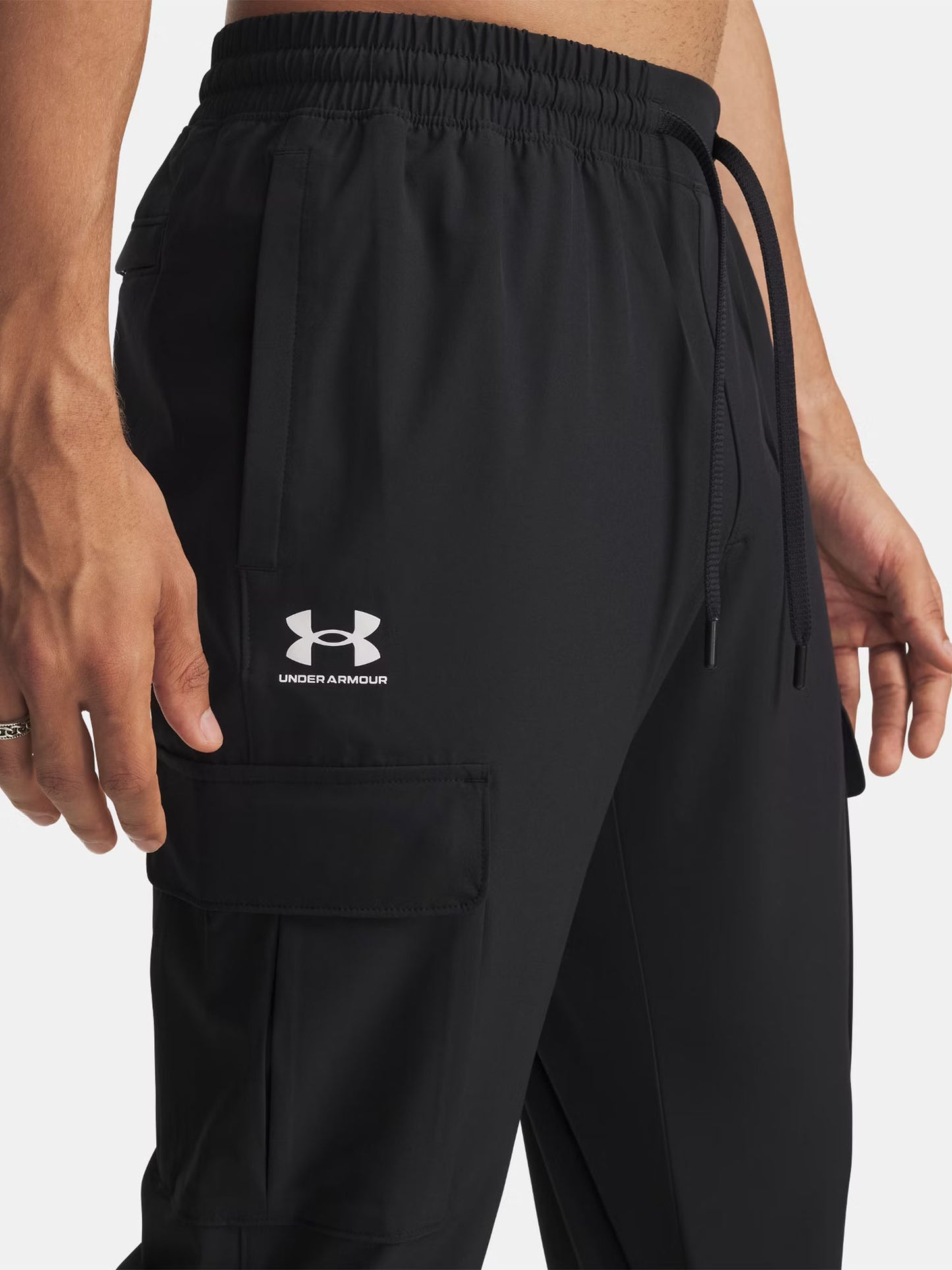 Pantaloni cargo Under Armour Vibe Woven uomo neri sportivi