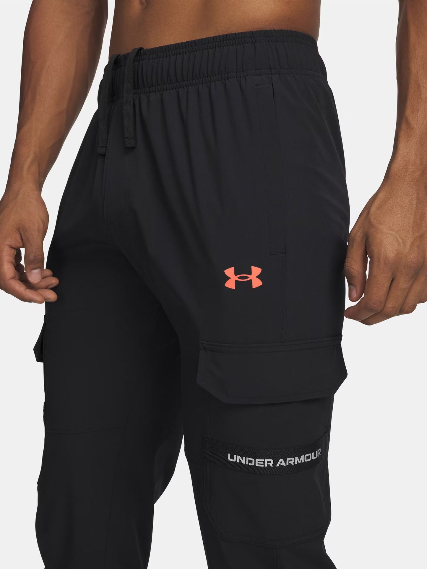Pantaloni Tech Utility uomo in poliestere con finitura idrorepellente