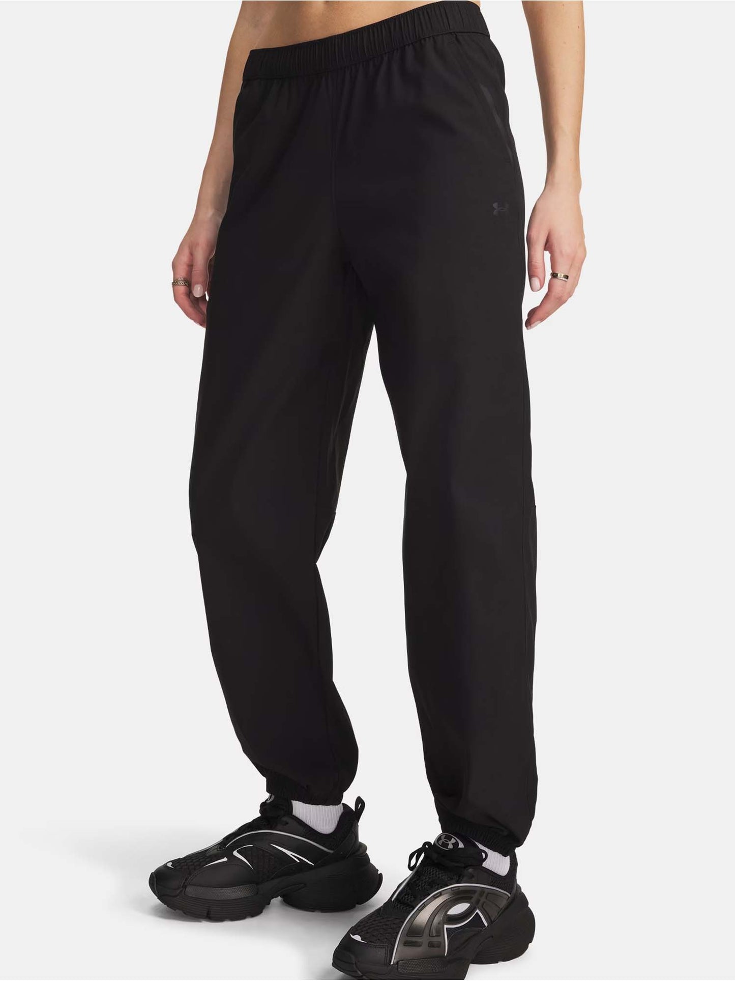 Pantaloni UA Unstoppable Woven donna neri dal taglio moderno