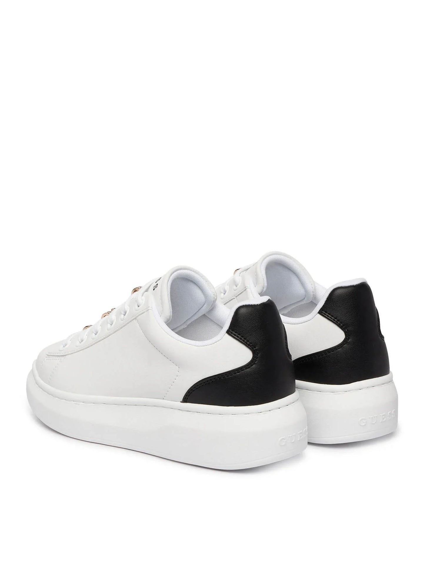 Sneakers bianche Guess Fionia con charms da donna